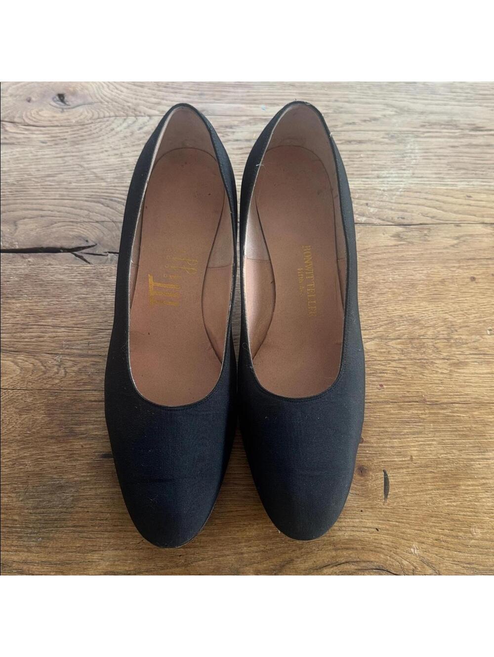 Bonwit Teller Black Pumps - Size 10B - Vintage